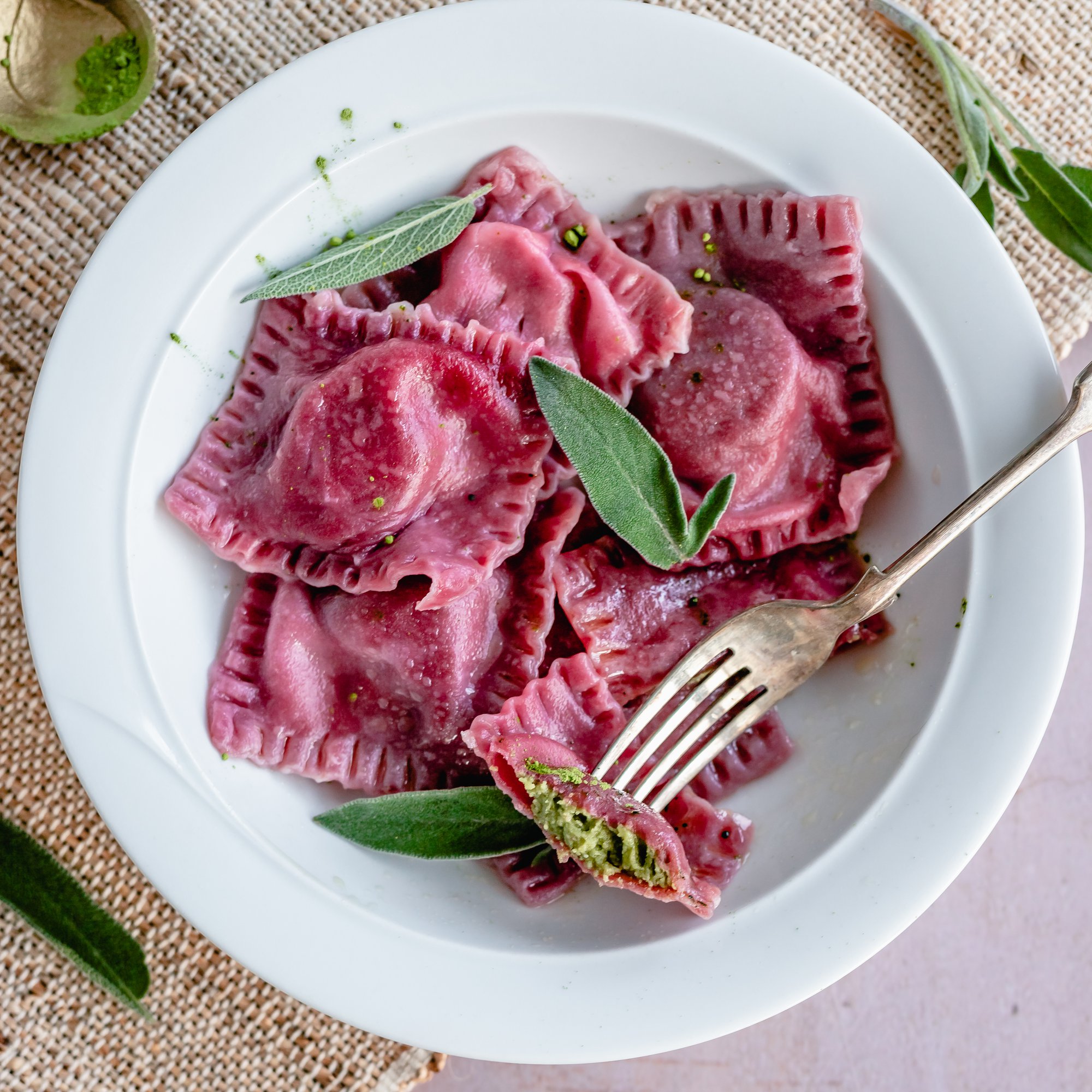 Raviolis de betterave farcis au matcha et aux noix de cajou